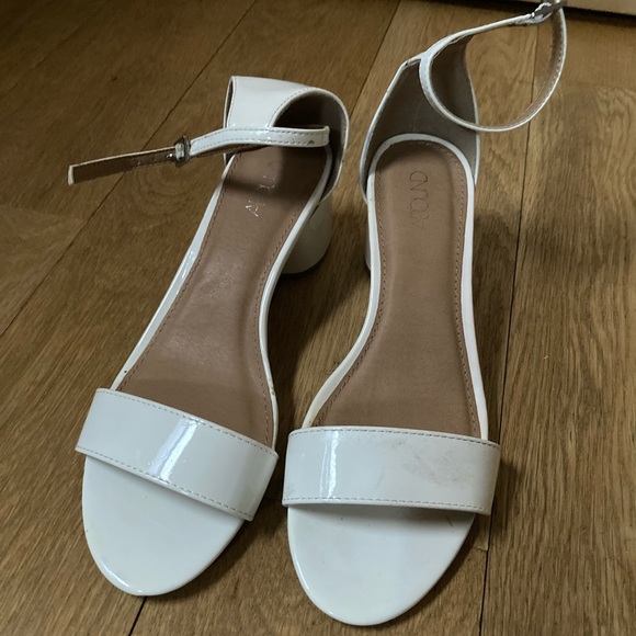 NWOT Nordstrom Abound Low Chunky Heel w Skinny Ankle Straps White Heels - Picture 3 of 7